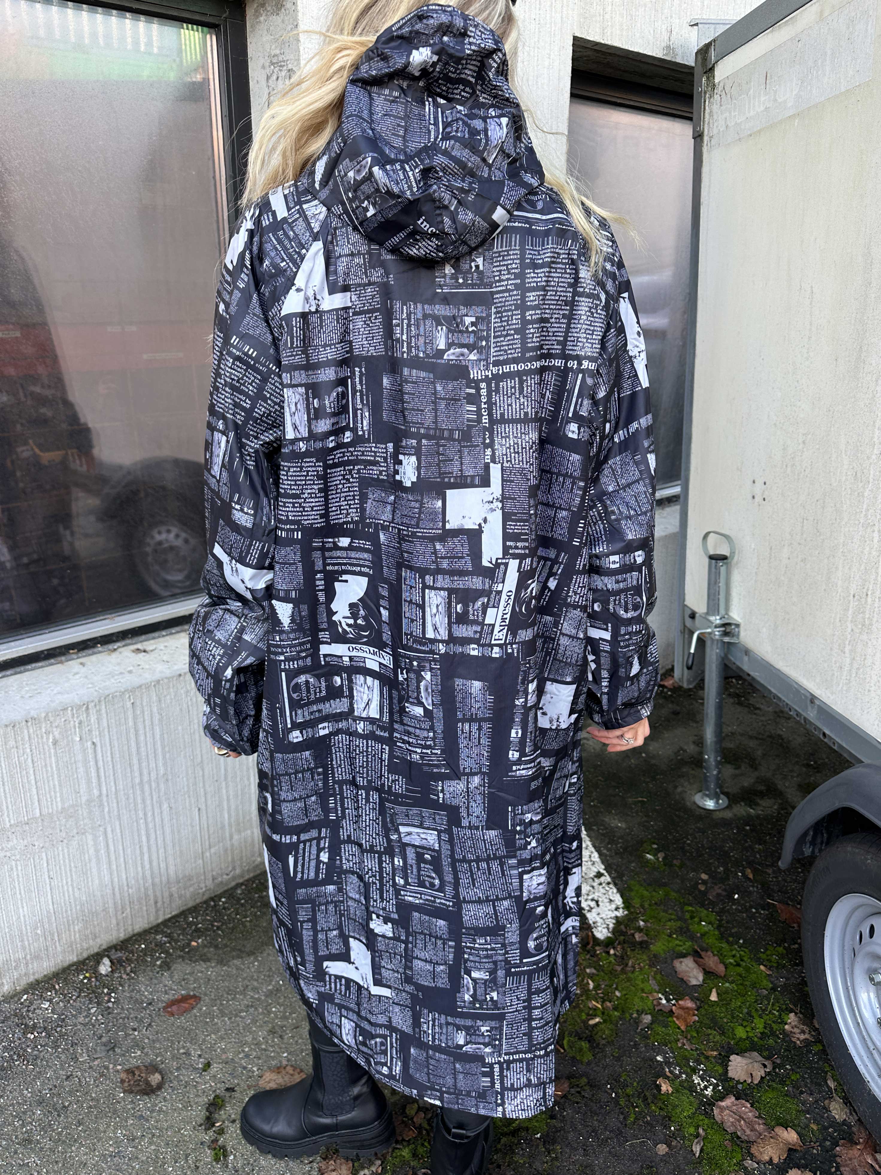 Reina Print - Regnjakke med avisprint